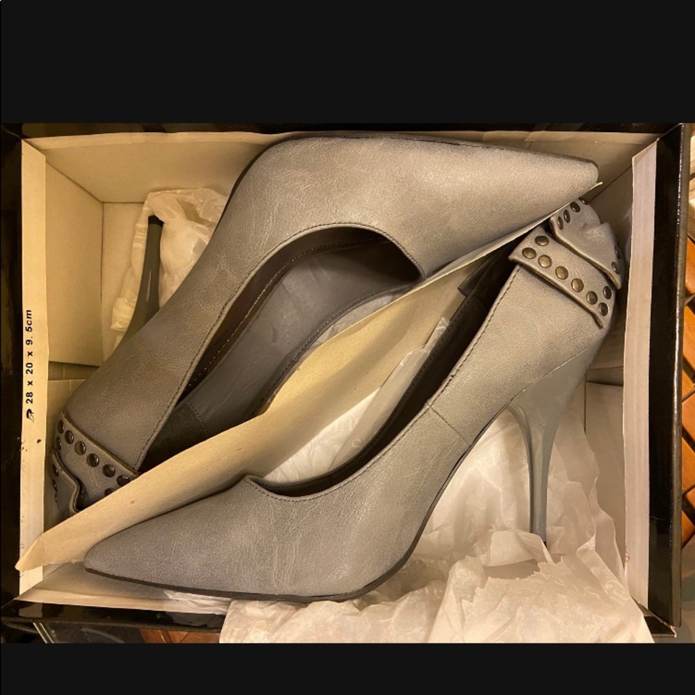 New Just Fabulous gray heels - new size 10